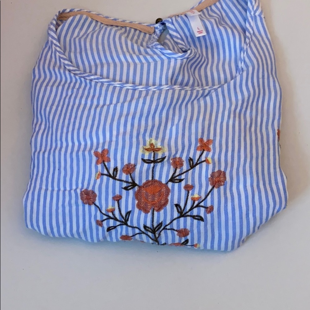 Cute summer croptop with Flowy sleeves !